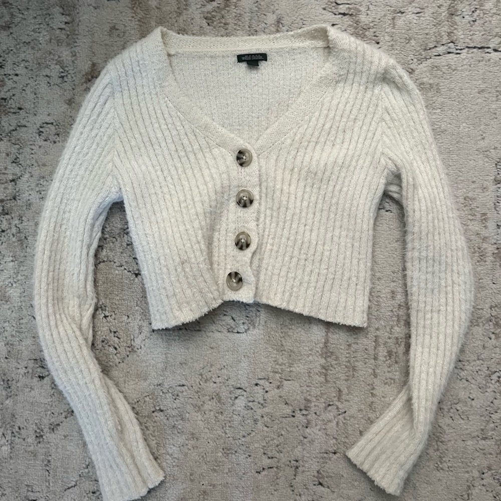 Cropped sweater with buttons
